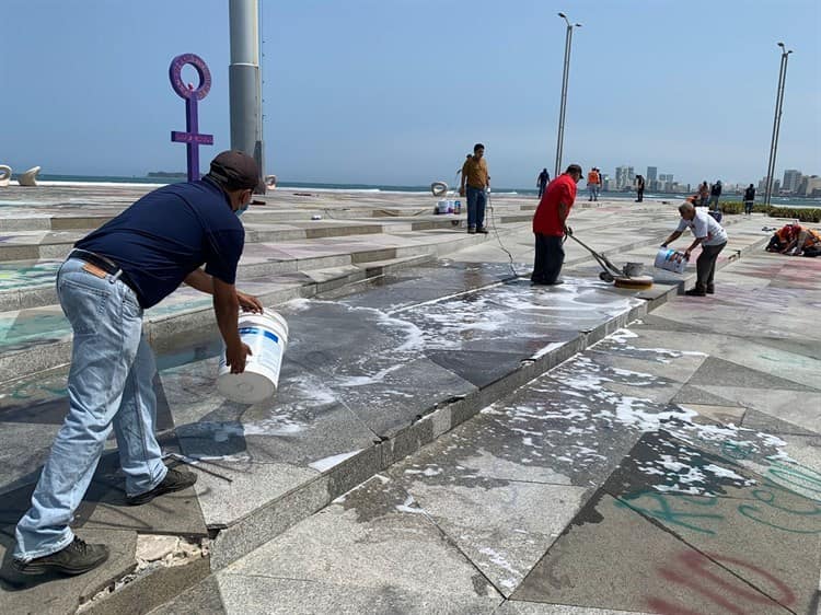 Limpia pública remueve pintura del 8M en bulevar de Veracruz