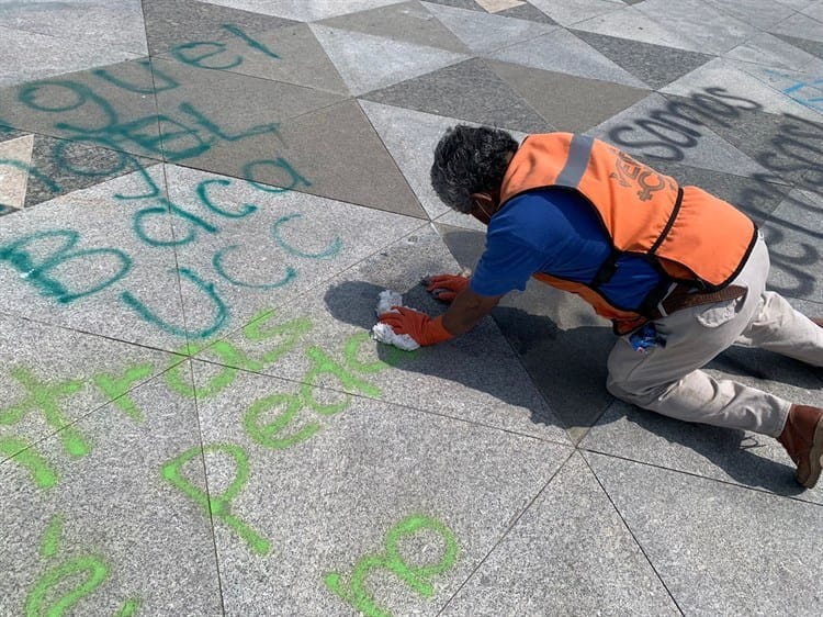 Limpia pública remueve pintura del 8M en bulevar de Veracruz