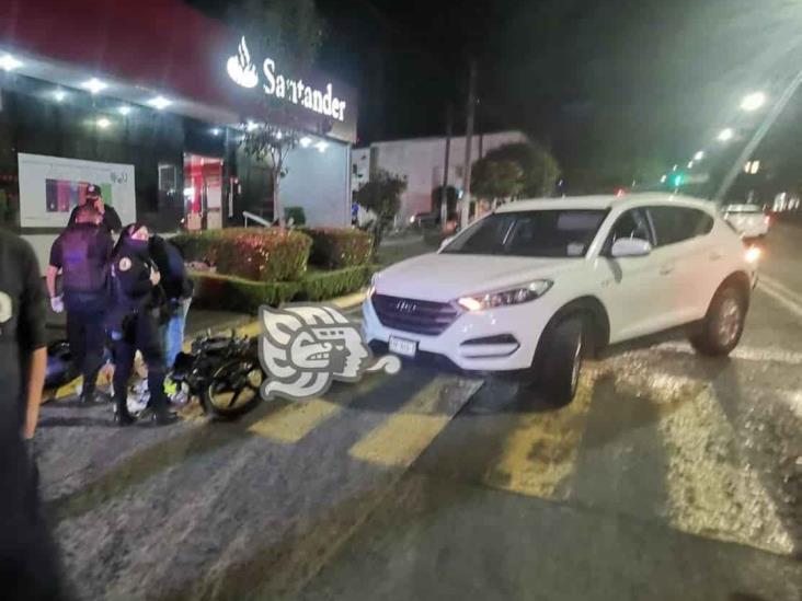 Colisionan camioneta y motocicleta en avenida Manuel Ávila Camacho de Xalapa