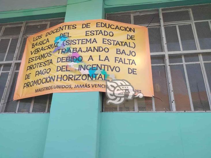 Más de 900 docentes estatales trabajan bajo protesta, no les han pagado incentivo