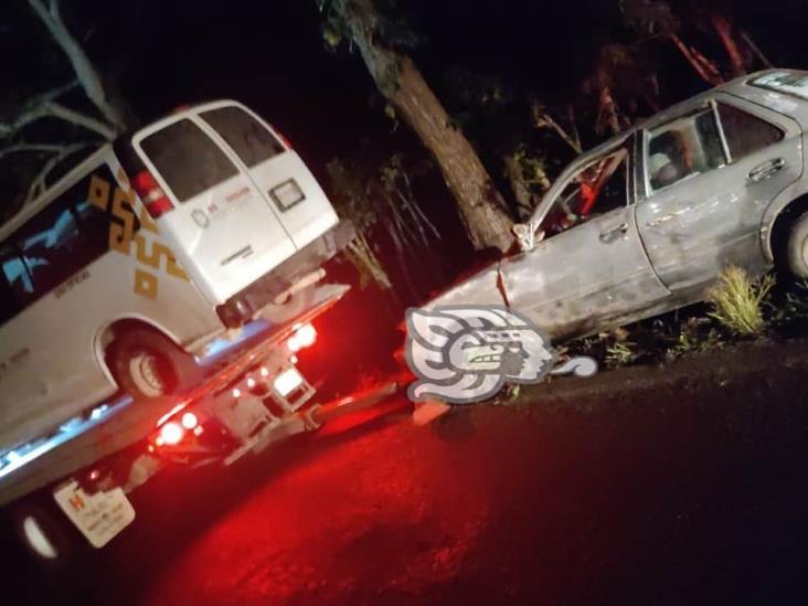 Camioneta del Sector Salud choca con automóvil en Misantla