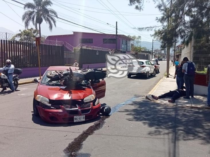 Chocan auto y motocicleta en calles de Orizaba; 2 lesionados