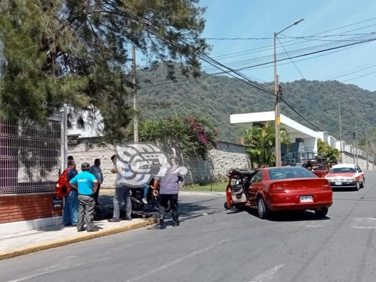 Chocan auto y motocicleta en calles de Orizaba; 2 lesionados