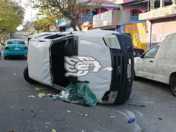 Vuelca camioneta luego de chocar contra un auto en el centro de Coatzacoalcos