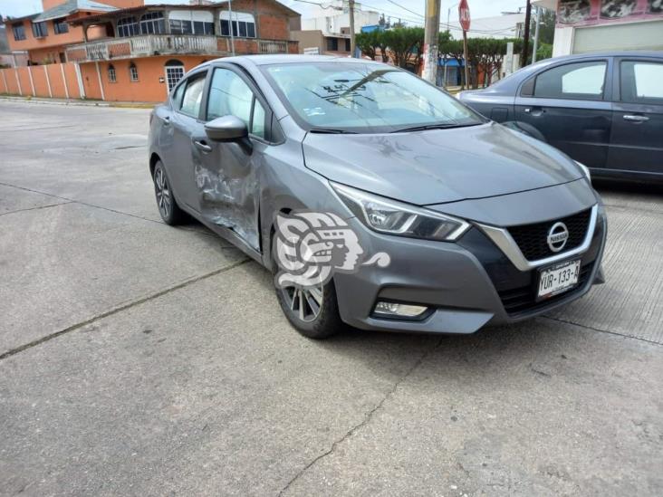 Colisionan autos en Coatzacoalcos por no respetar preferencia