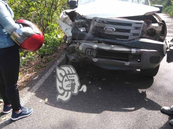 Tres sujetos heridos tras choque de motocicleta contra camioneta en Tuzamapan