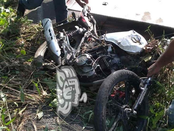 Tres sujetos heridos tras choque de motocicleta contra camioneta en Tuzamapan