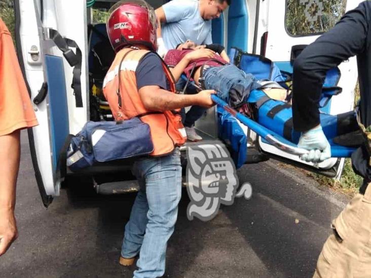 Tres sujetos heridos tras choque de motocicleta contra camioneta en Tuzamapan