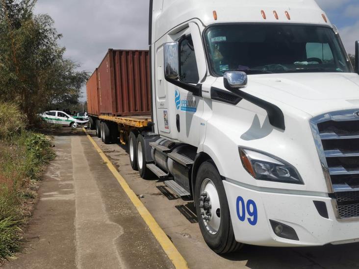 Taxista resulta herido al chocar contra un tráiler en Las Trancas