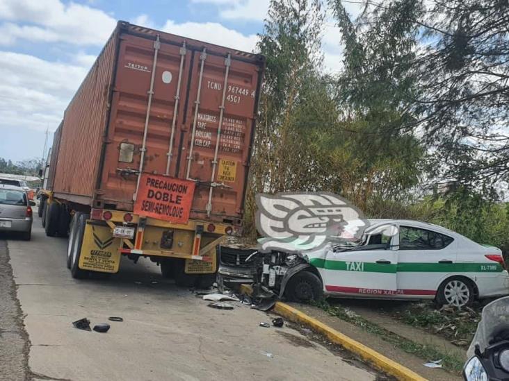 Taxista resulta herido al chocar contra un tráiler en Las Trancas