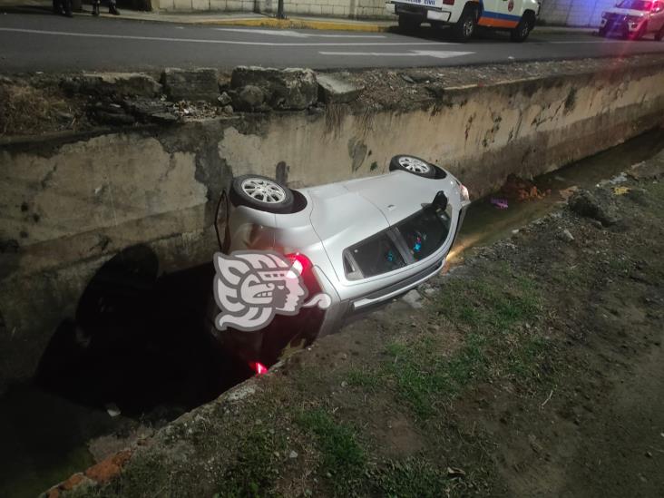 Automóvil cae al canal Virita, en Orizaba; mujer resulta lesionada