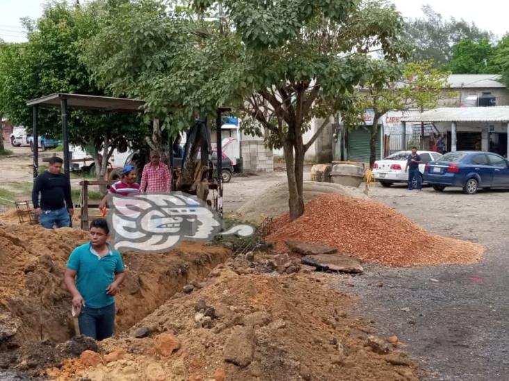 Se unen habitantes de Nuevo Teapa para construir parada de autobús