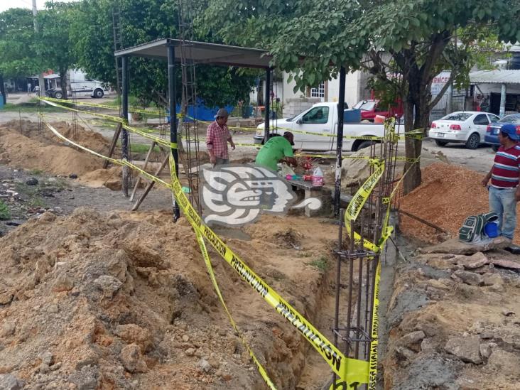 Se unen habitantes de Nuevo Teapa para construir parada de autobús