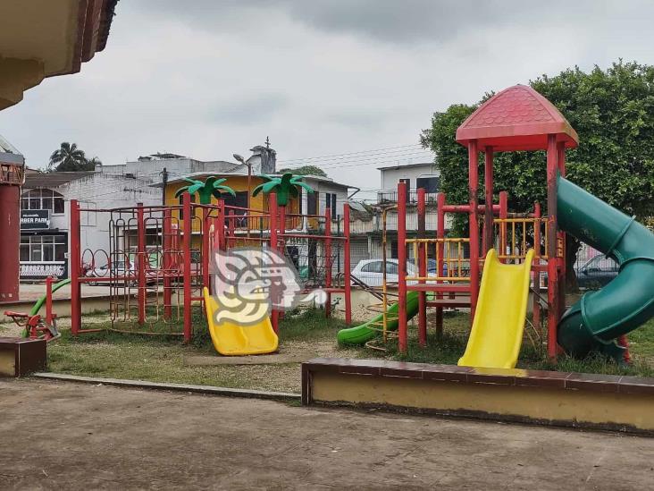 Deteriorados juegos infantiles, peligro en parque de Cuichapa