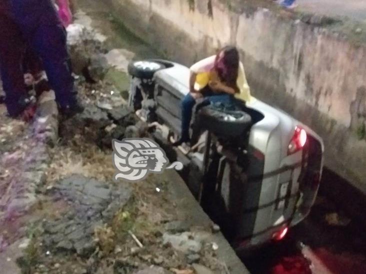 Automóvil cae al canal Virita, en Orizaba; mujer resulta lesionada