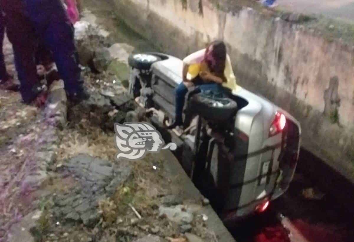 Automóvil Cae Al Canal Virita, En Orizaba; Mujer Resulta Lesionada