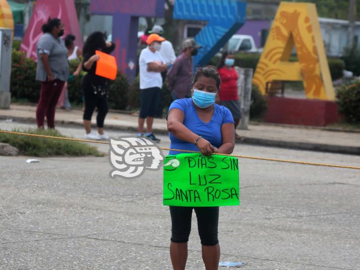 Bloquean avenida en Coatzacoalcos; exigen a CFE restablecer suministro