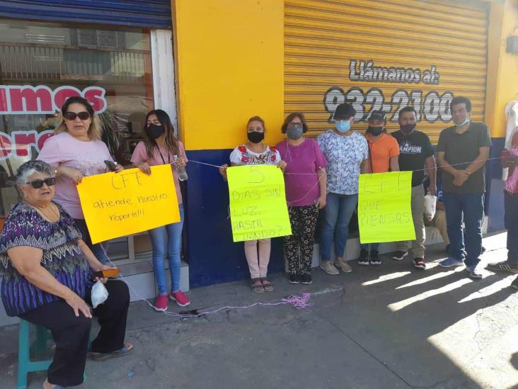 Comerciantes bloquean avenida en Veracruz; tienen 5 días sin luz
