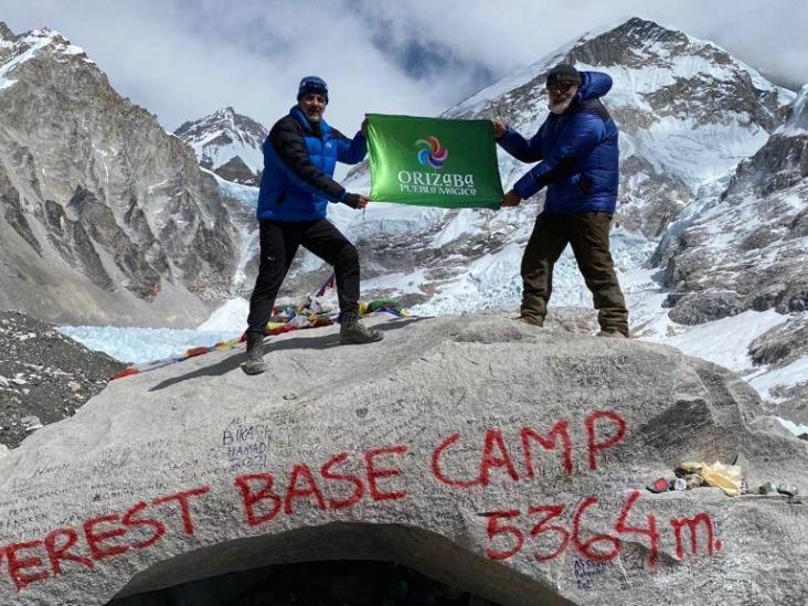 Orizabeños causan furor en redes sociales tras realizar expedición en Monte Everest