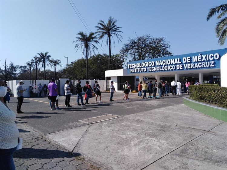 Jóvenes de 18 a 29 años asisten a vacunación de refuerzo en Veracruz