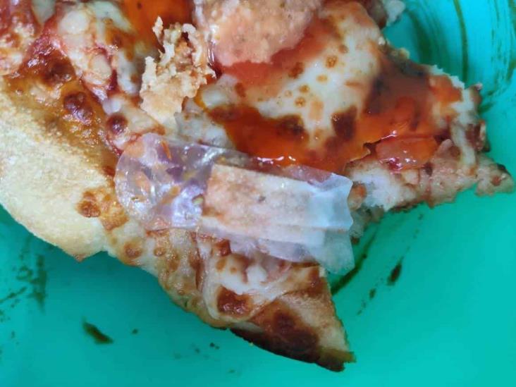 Encuentra curita con sangre dentro de una rebanada de pizza en Veracruz