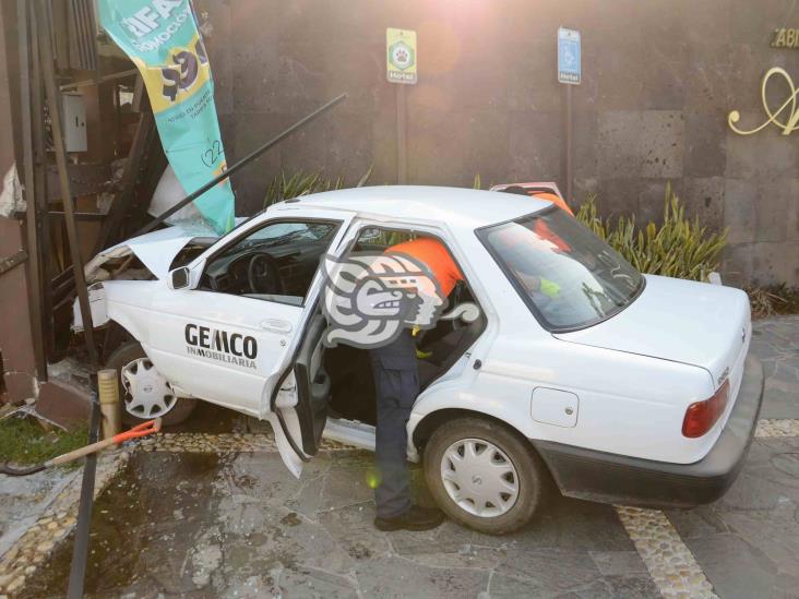 Automóvil se impacta contra fachada de hotel en Boca del Río-Antón Lizardo