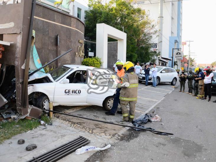 Automóvil se impacta contra fachada de hotel en Boca del Río-Antón Lizardo