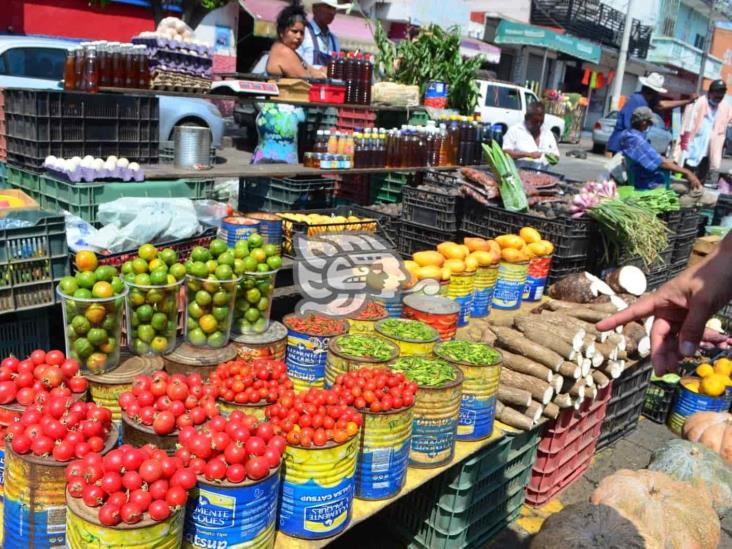 Locatarios del Mercadito en Veracruz subsisten pese a las bajas ventas