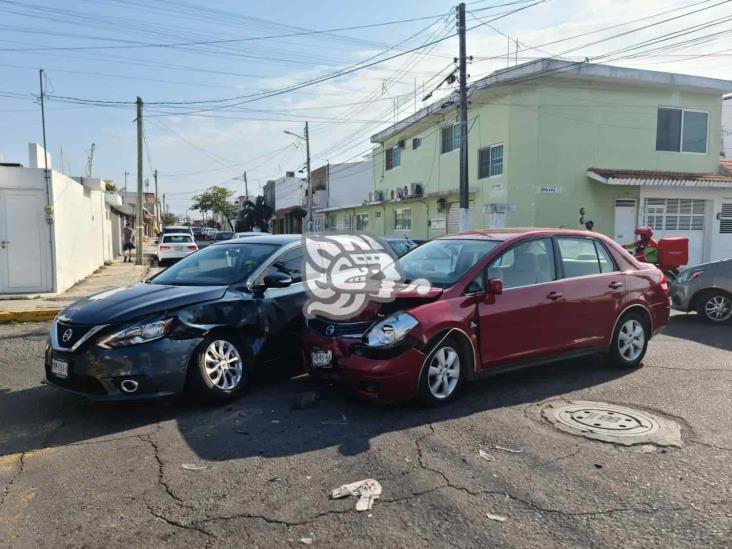 Dos personas lesionas por un choque entre automóviles en el Fraccionamiento Hípico