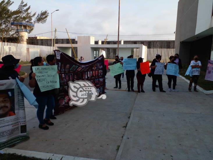 ¿Nuestros hijos dónde están?, protestan en Coatzacoalcos tras detención de policías