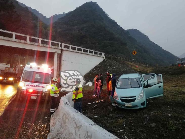 Choque de automóvil en la autopista Puebla-Orizaba deja un herido y daños materiales