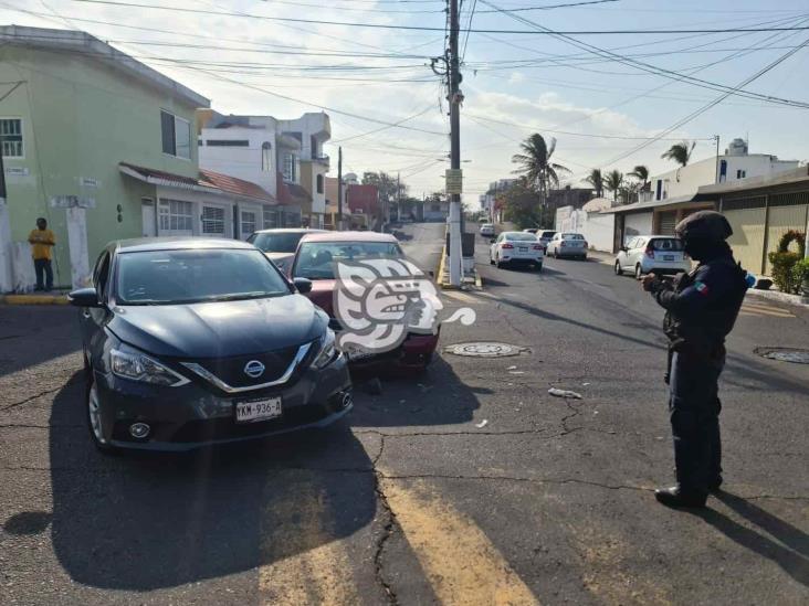 Dos personas lesionas por un choque entre automóviles en el Fraccionamiento Hípico