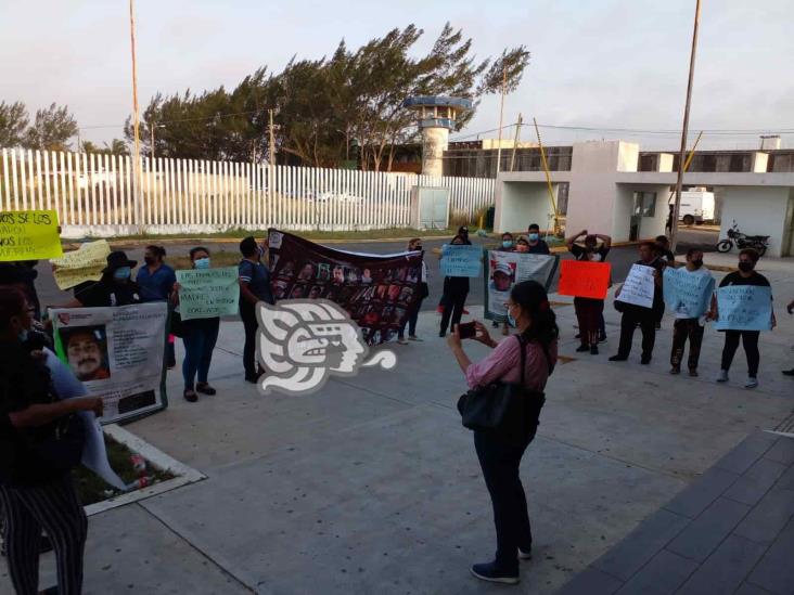 ¿Nuestros hijos dónde están?, protestan en Coatzacoalcos tras detención de policías