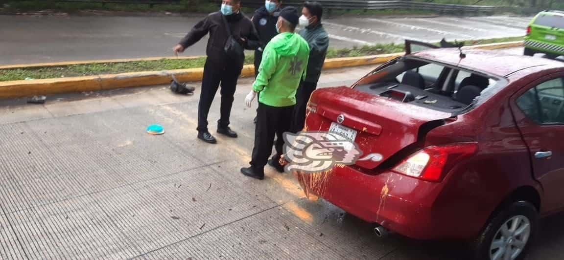 Ante tardanza de ambulancia, lesionados en Coatepec se trasladan por medios propios