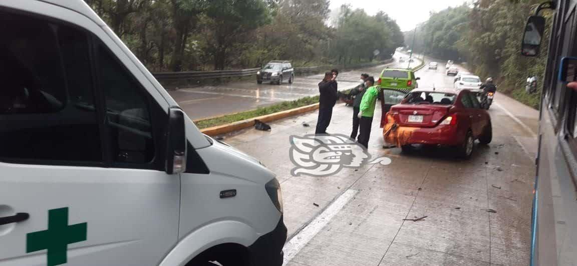 Ante tardanza de ambulancia, lesionados en Coatepec se trasladan por medios propios