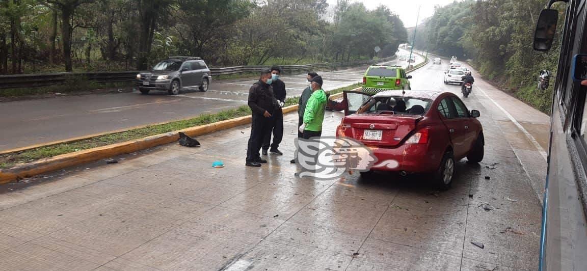 Ante tardanza de ambulancia, lesionados en Coatepec se trasladan por medios propios