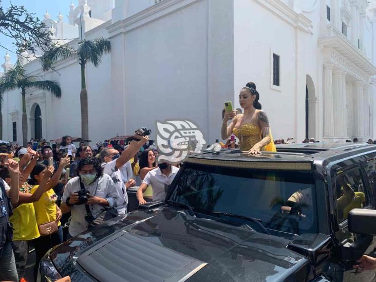 Inicia papaqui de ValeQueen en el zócalo de Veracruz