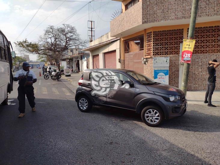 Se impacta automóvil contra camión de pasaje en la Colonia Zaragoza