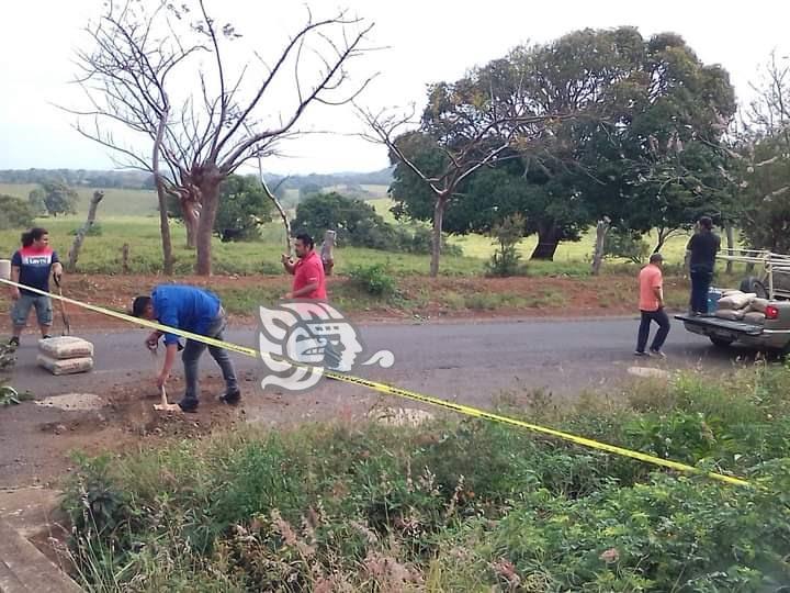 Trabajadores del transporte público bachean carretera de Pajapan