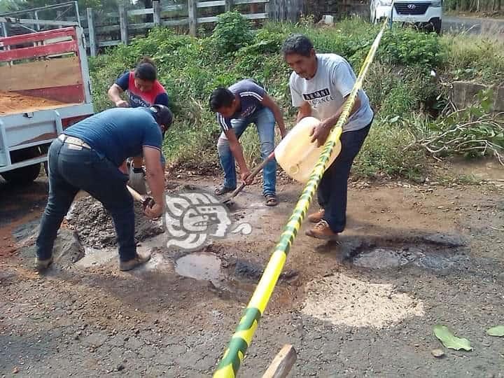 Trabajadores del transporte público bachean carretera de Pajapan