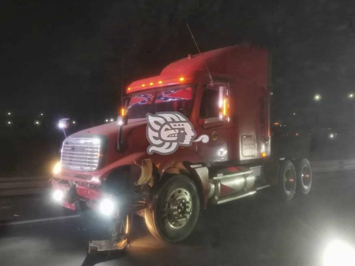 Tráiler provoca carambola sobre la carretera Veracruz-Cardel