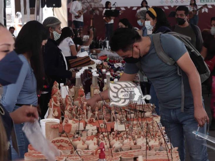 Artesanos y artesanas de Veracruz llenan de color el centro de Xalapa