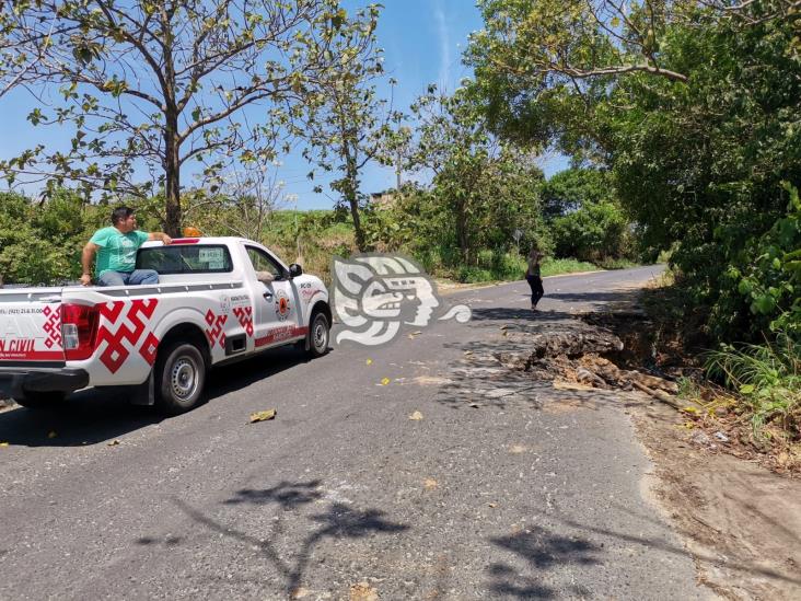 Remedio casero al socavón de la carrera Nanchital- Ixhuatlán 