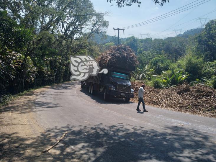 Vuelca camión cañero en la Orizaba-Córdoba