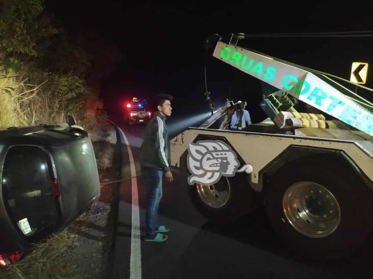 Volcadura de automóvil en la carretera Panamericana