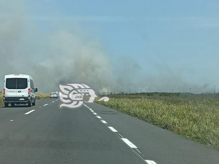 Incendio de pastizales en Las Matas rodea estación de Pemex