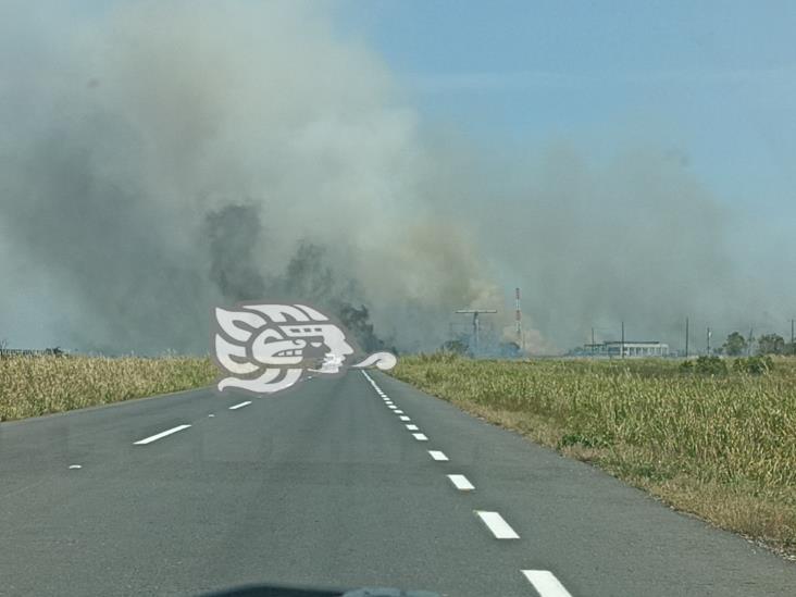 Incendio de pastizales en Las Matas rodea estación de Pemex