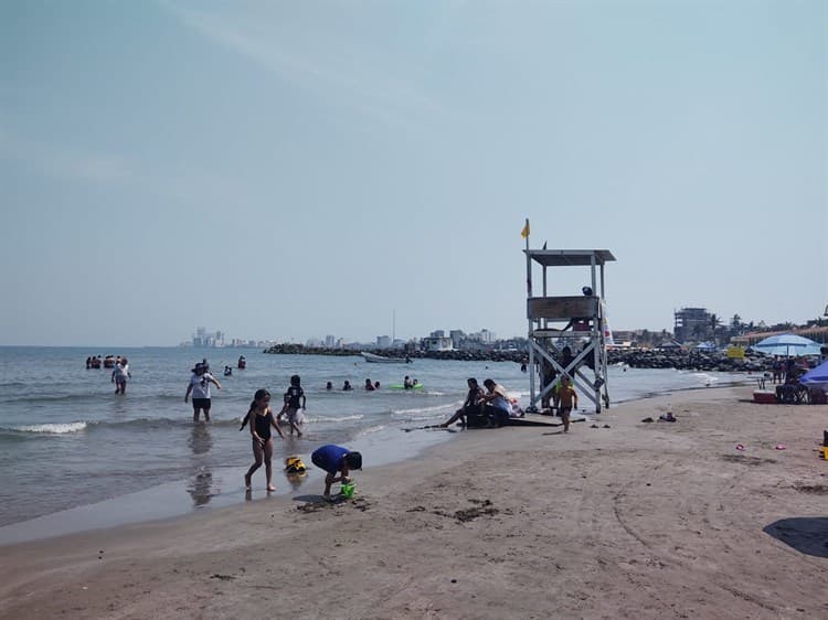 Familias llegan a playas de Veracruz para disfrutar del clima caluroso