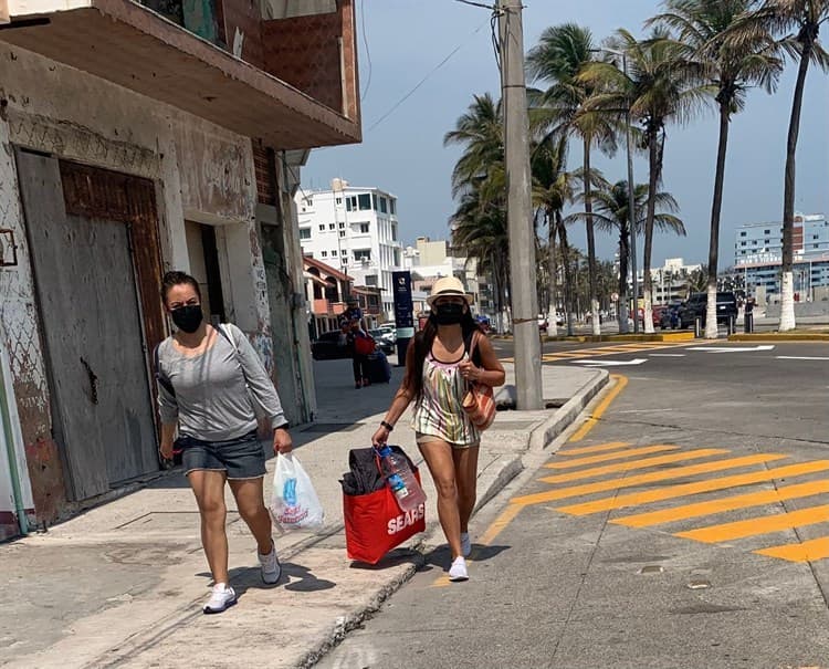 Familias llegan a playas de Veracruz para disfrutar del clima caluroso