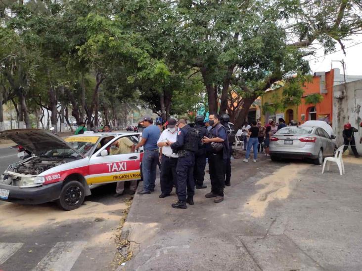 Automóvil choca y se estrella contra fachada de local en avenida Salvador Díaz Mirón
